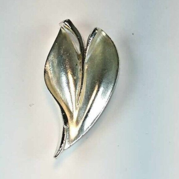 VINTAGE DESIGNER CORO FEATHER BROOCH LARGE SILVER TONE METAL STATEMENT JEWELRY - Picture 2 of 5
